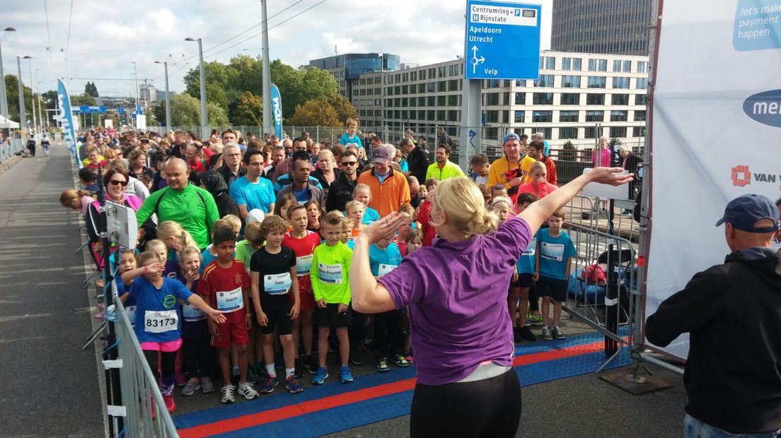 Ongeveer 5000 hardlopers, rolstoelers en handbikers hebben zondag in prima weersomstandigheden meegedaan aan de Bridge to Bridge-loop in Arnhem. De 32e editie van het evenement werd geopend door de nieuwe burgemeester Ahmed Marcouch. Voor hem was het zijn eerste plichtpleging.