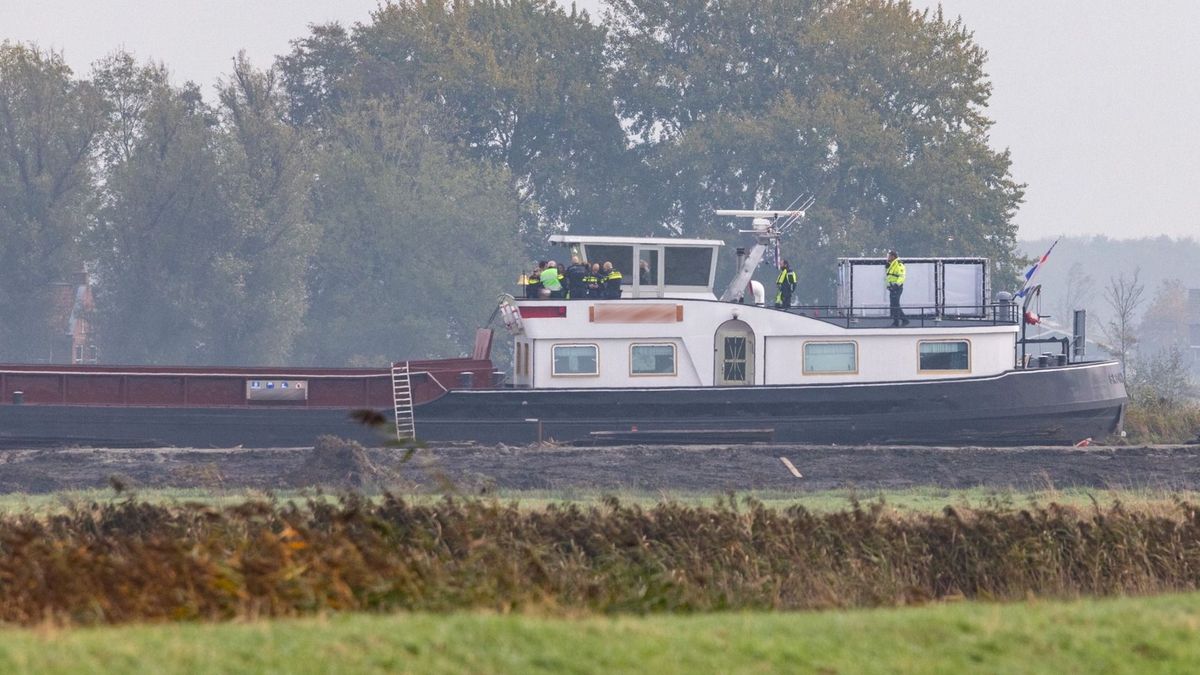 Hulpdiensten ingezet voor medische hulp op binnenvaartschip bij Warten, rijstrook N31 dicht