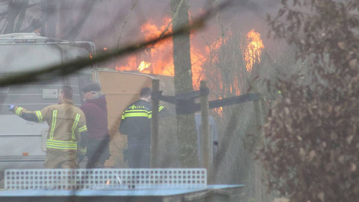 Metershoge vlammen bij grote brand op camping