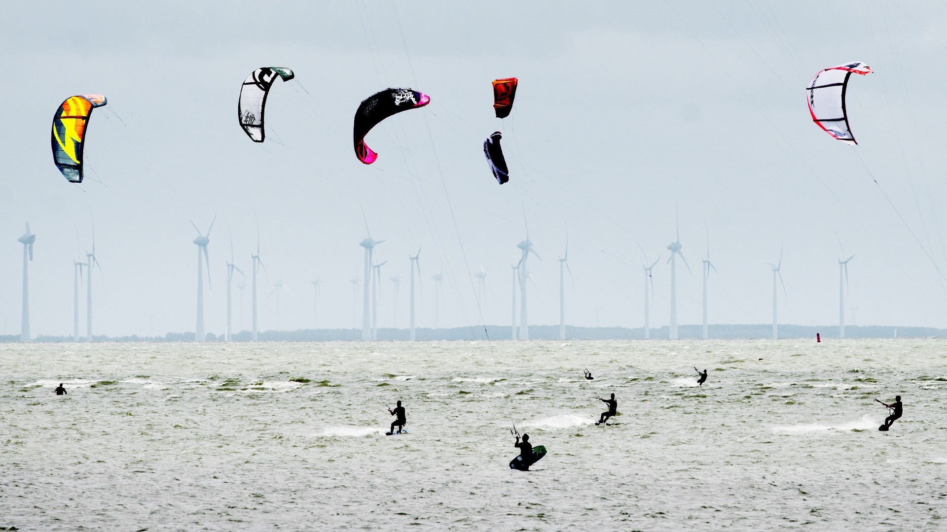 Kitesurfers bij het Mirnser Klif