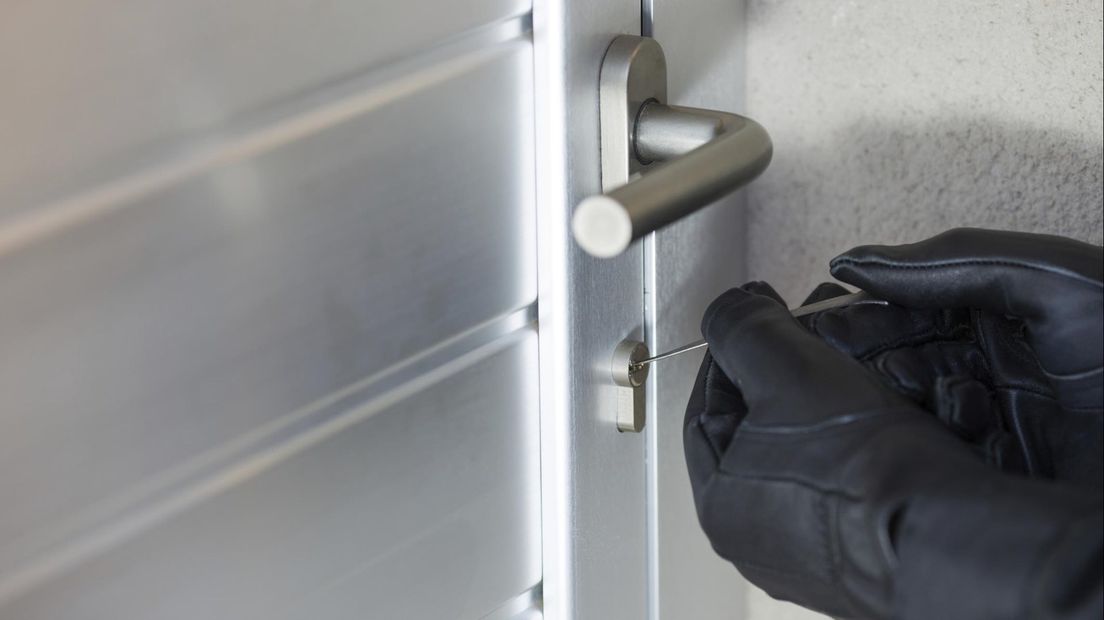 De inbreker bleek de zoon van de bewoners te zijn