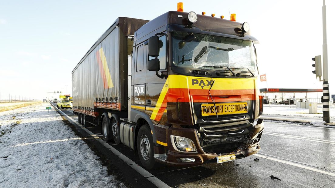 Voorzijde vrachtwagen beschadigd