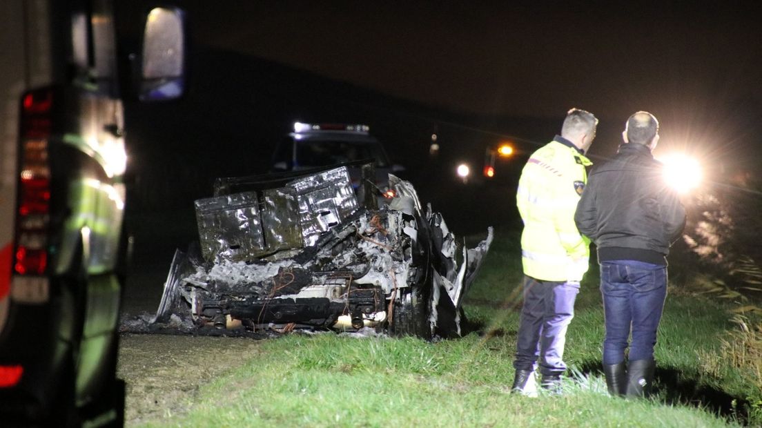 Brandweermensen vonden de man iets na 22.00 uur toen ze op een autobrand afkwamen.