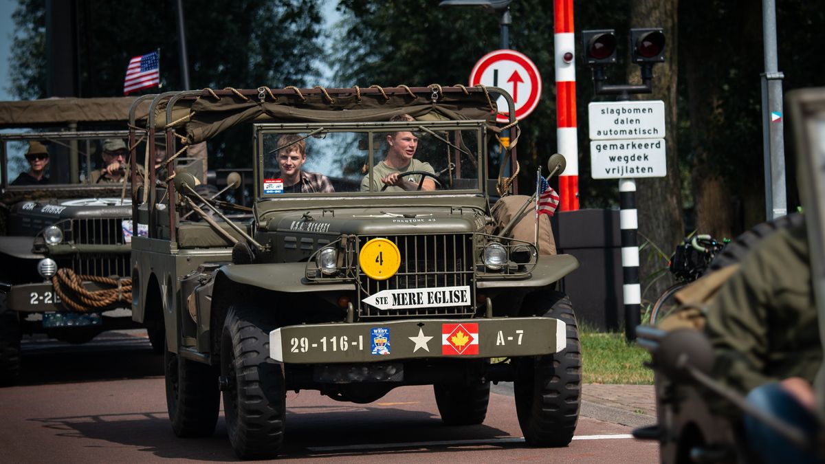 Kijk hier of zondag de optocht van oude legervoertuigen ook bij jou komt