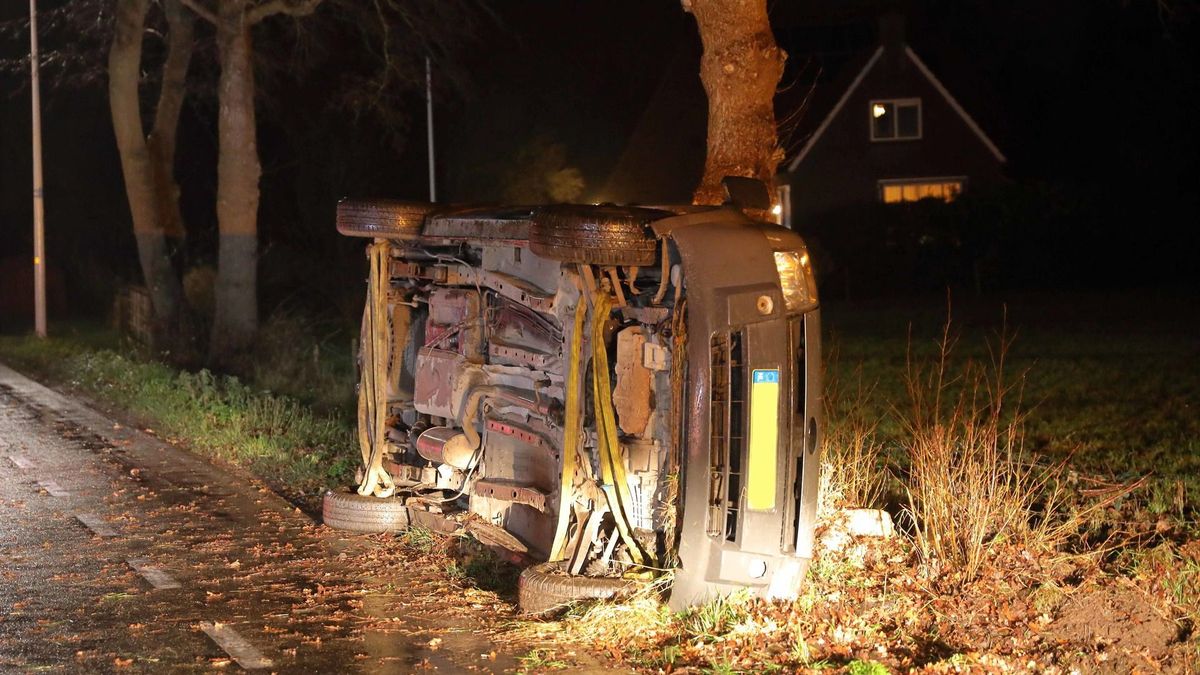Drankrijder botst met auto tegen boom bij Opeinde