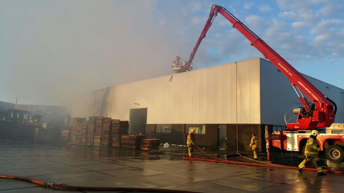 De grote uitslaande brand op het industrieterrein in Kootwijkerbroek heeft in ieder geval de Royal Dump in de as gelegd. Dat is een bedrijf waar legerkleding en -accessoires voor onder meer paintball worden verkocht.