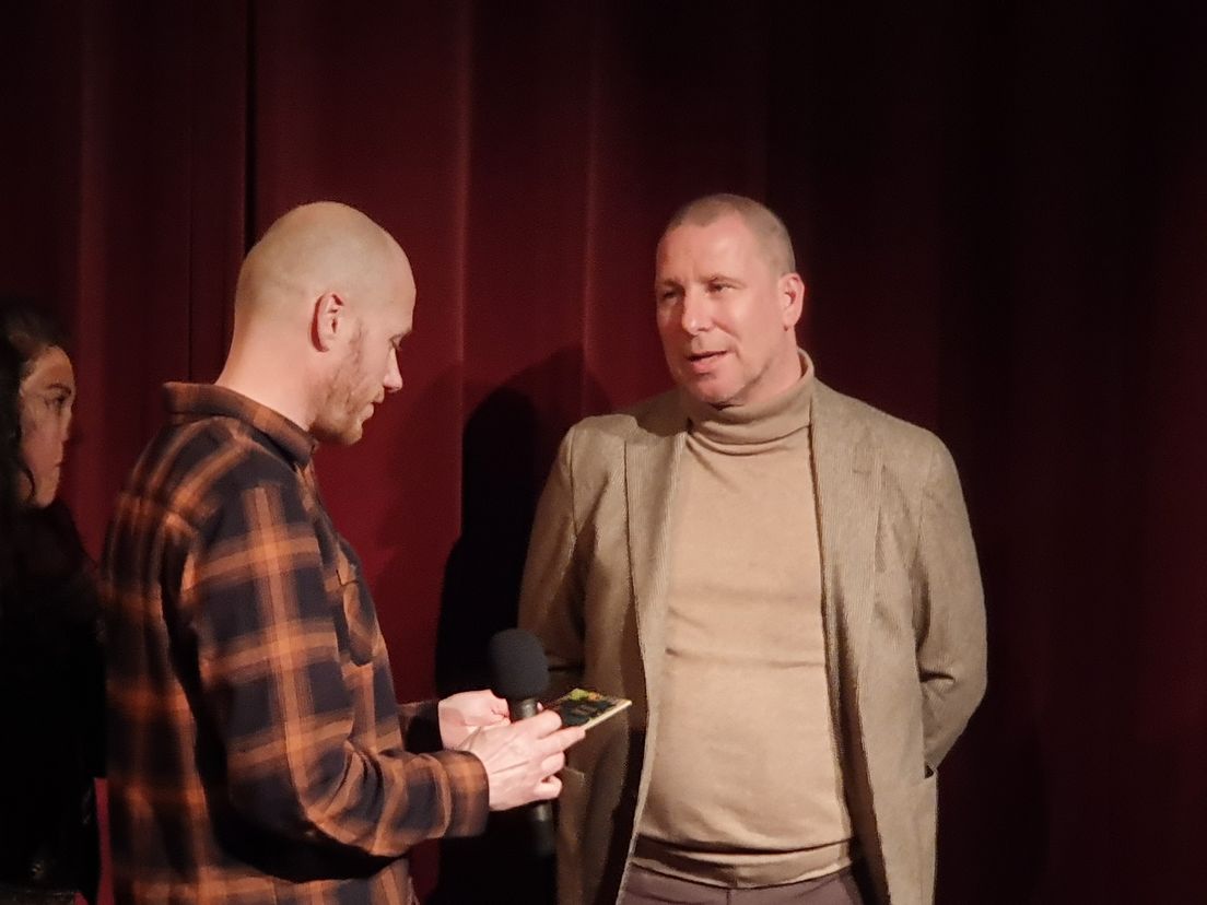 Het eerste exemplaar van 'Doris in de Dierentuin' voor Erik Zevenbergen, directeur Diergaarde Blijdorp