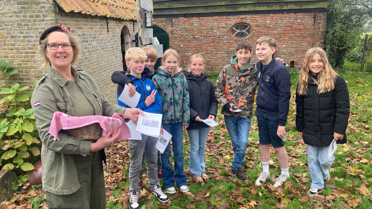 Schoolkinderen duiken bunker in Vrouwenpolder in om te leren over bevrijding
