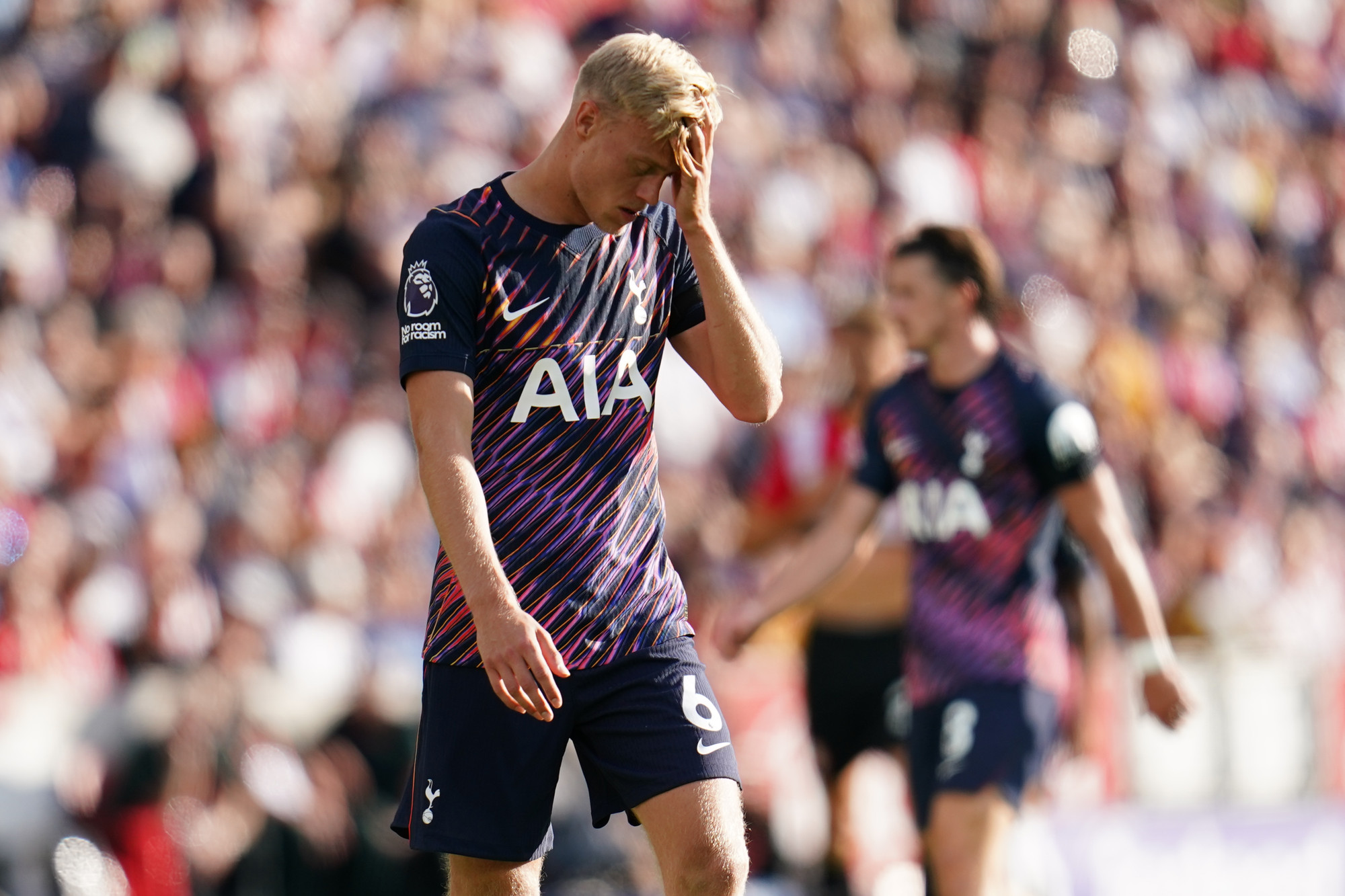 Van Hecke debuteert in Premier League bij Tottenham Hotspur met grote nederlaag