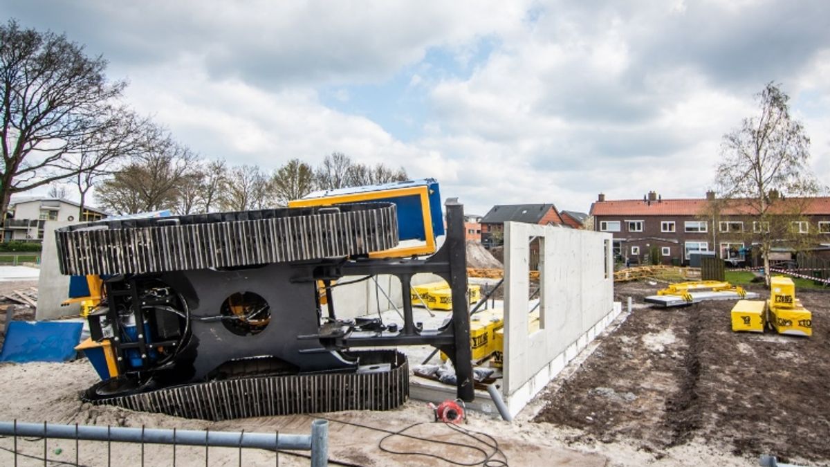 Bouwkraan valt op woning in Noordwolde