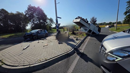 Gemeentewagen slaat over de kop bij aanrijding