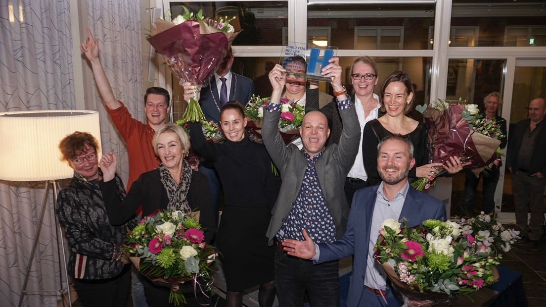 Stichting Open Bedrijvendag Hoogeveen viert feest na de uitreiking van de titel Hoogevener van het Jaar (Rechten: RTV Drenthe/Kim Stellingwerf)