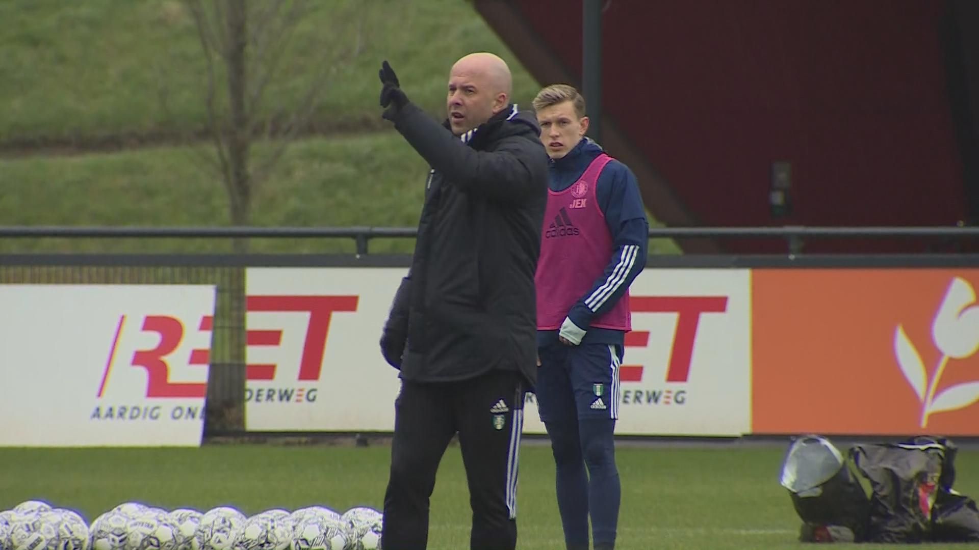 Een coachende Arne Slot op de training van Feyenoord