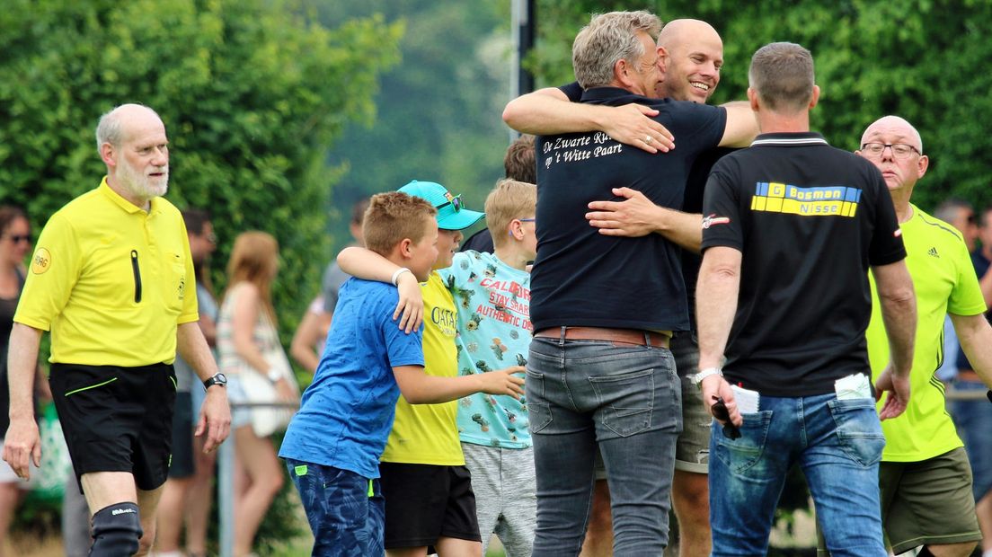 Jan Vermeulen en Joachim Cornelisse vieren de zege van Veere op Luctor Heinkenszand