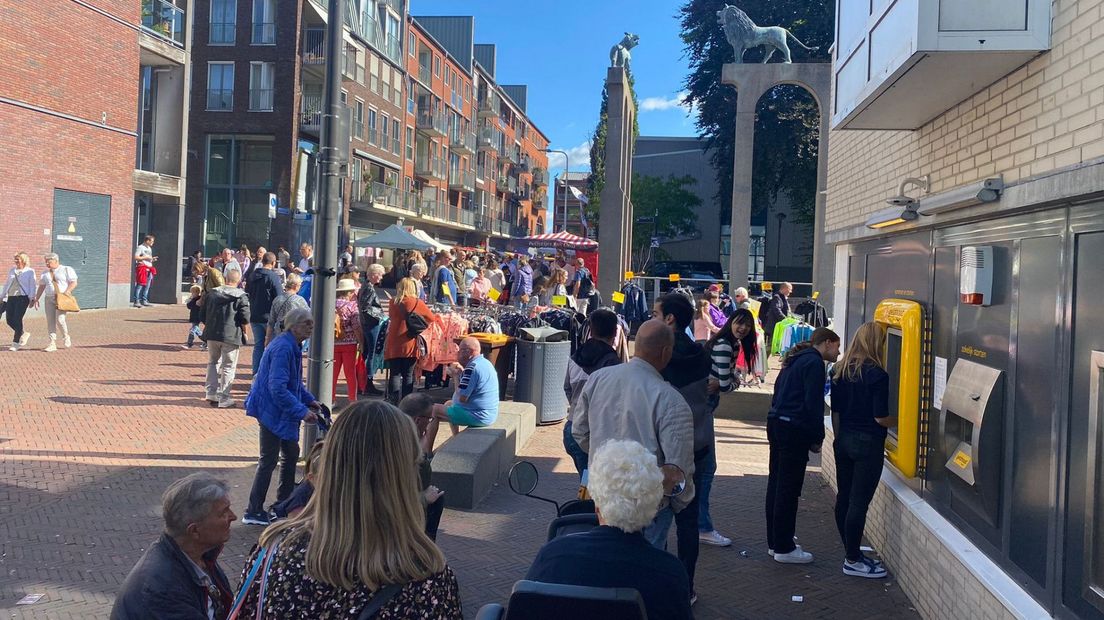 Druk bij de pinautomaat tijdens de Jaarmarkt