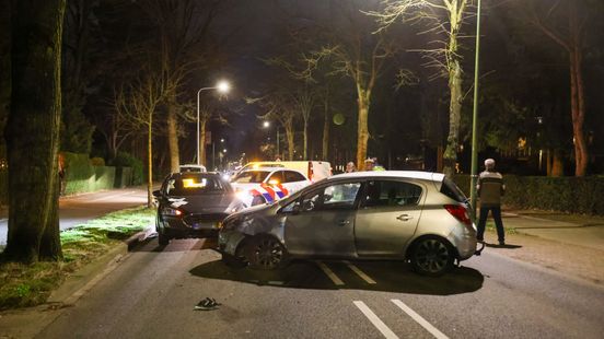 Bestuurder vlucht na aanrijding | Chaos op kruising in Houten na ongeluk. Bestuurder vlucht na aanrijding | Chaos op kruising in Houten na ongeluk.
