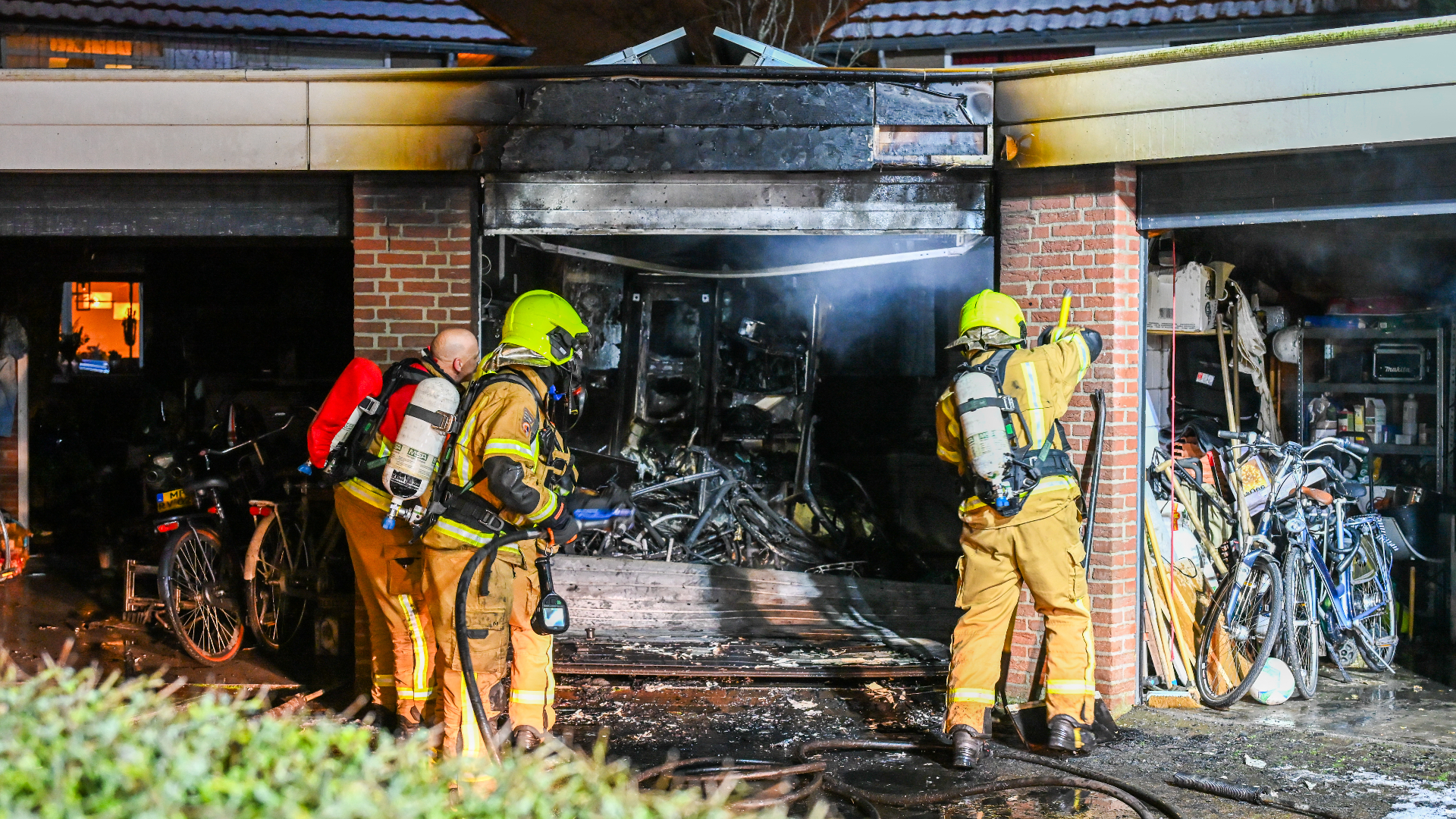 Hoe de brand in de garage ontstond, is nog onduidelijk.