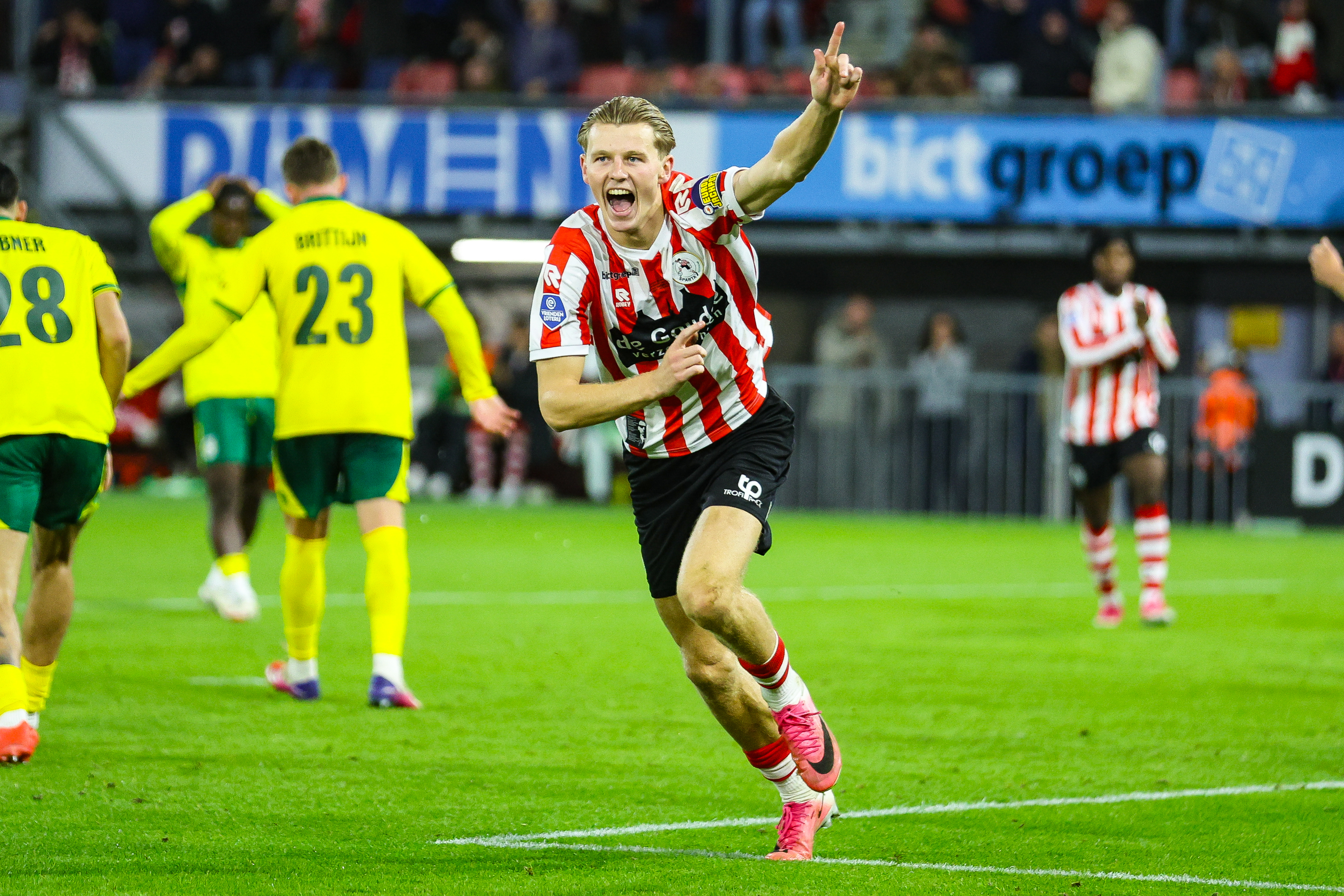 Milan Zonneveld viert zijn late gelijkmaker, die Sparta een verlenging oplevert tegen Fortuna Sittard.