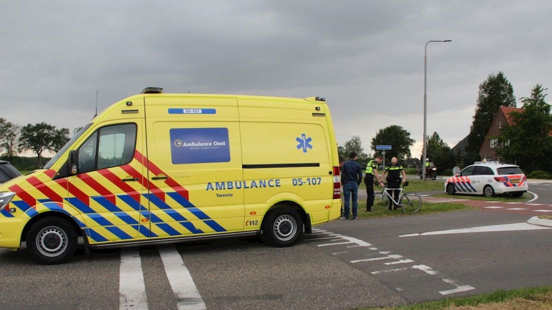 Bus botst met wielrenner in Holten