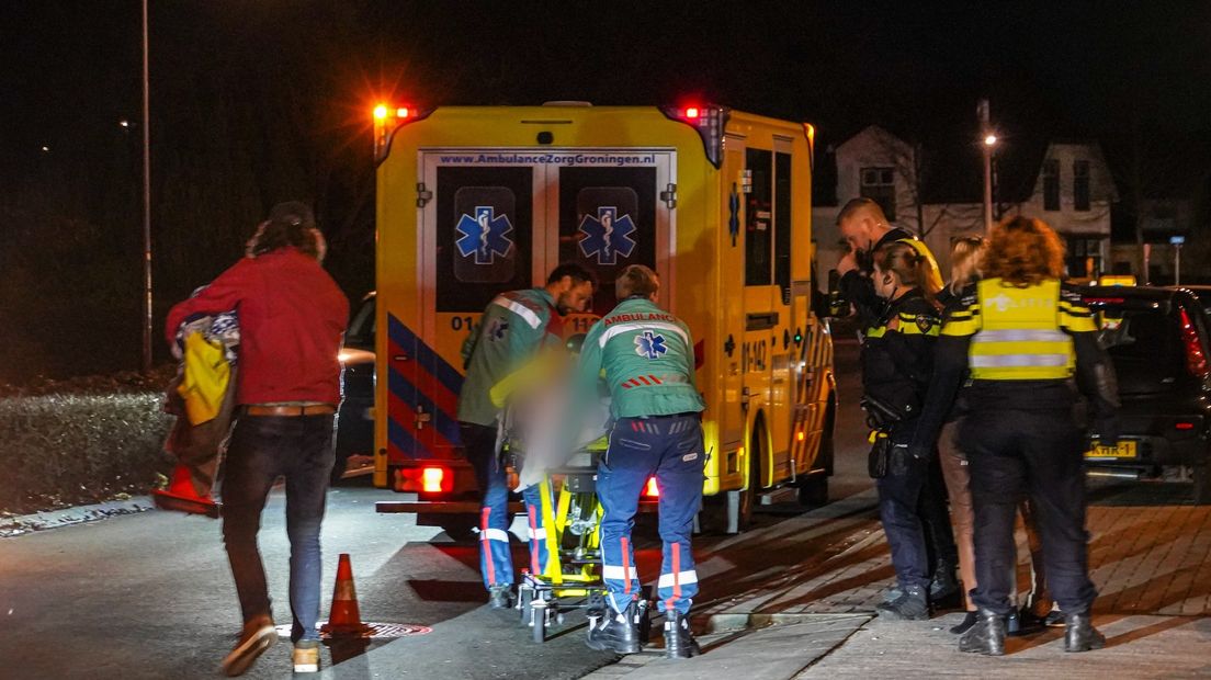 De gewonde fietser gaan de ambulance in