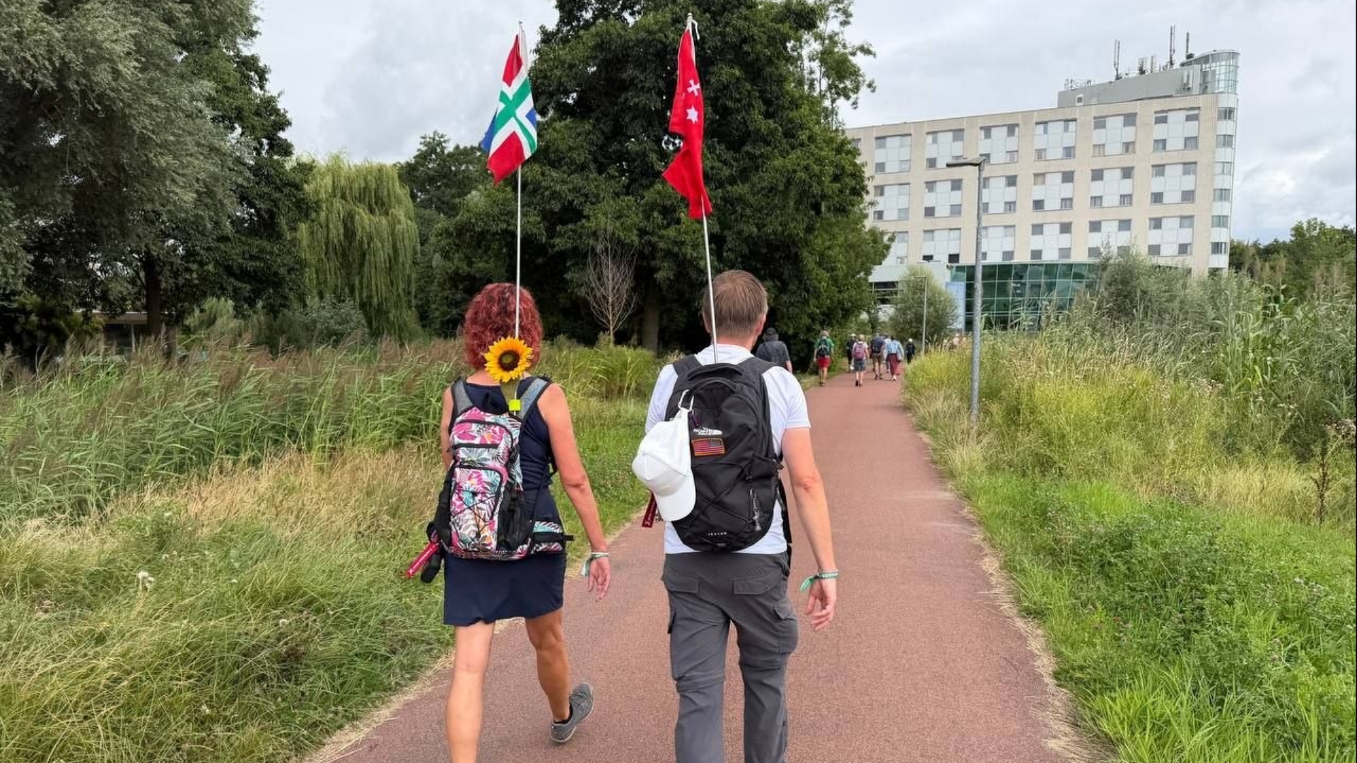 Nick en Margriet met hun vlaggen