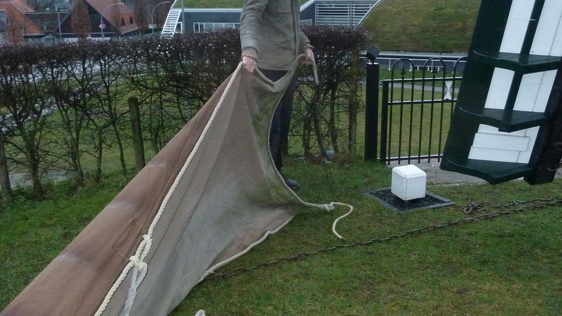 De Wijchense molen krijgt vrijdagmiddag nieuwe zeilen. De huidige vier zeilen zijn dringend aan vervangen toe, na vele jaren van trouwe dienst, zijn ze nu geheel op en is het tijd om ze te gaan vervangen.