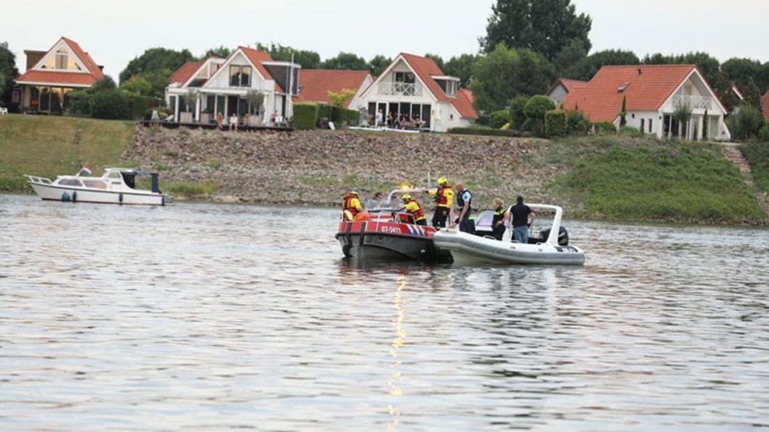 Lastige zoektocht naar jonge Duitse drenkeling vanwege diepteverschillen in het water.