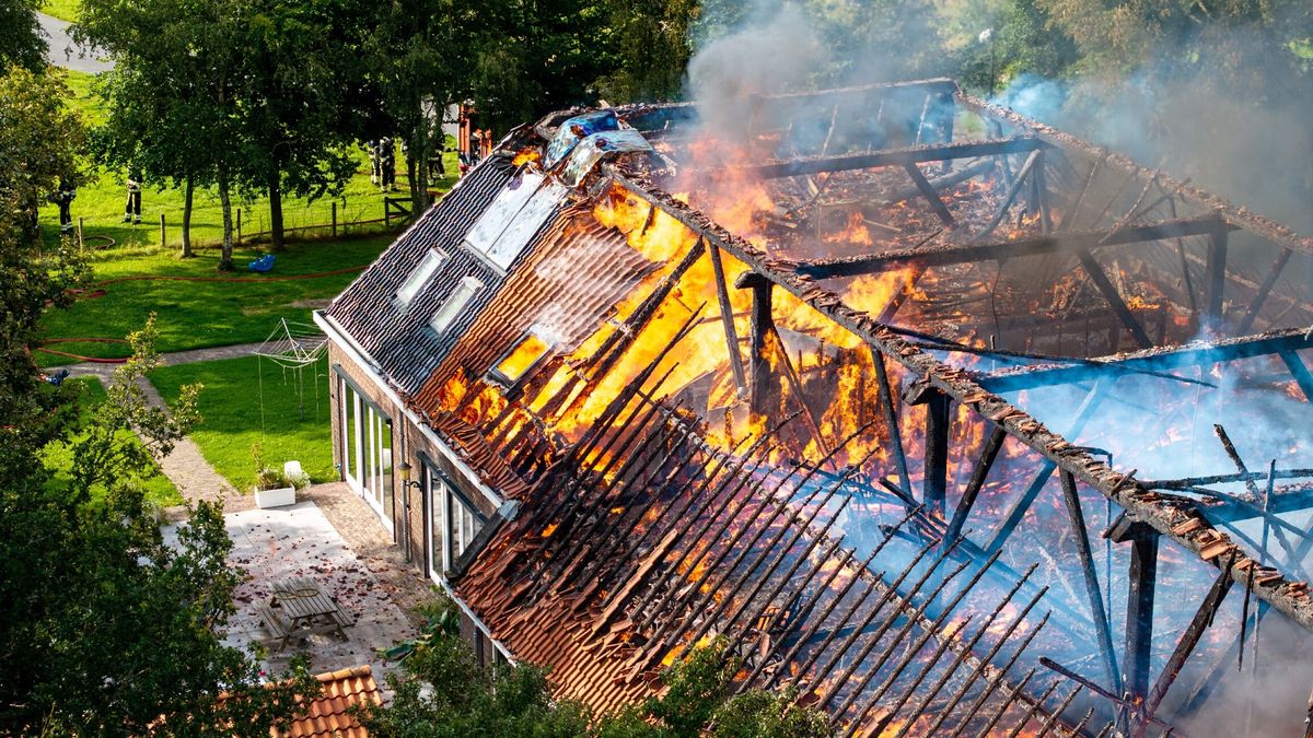 Uitslaande brand heeft boerderij Scharsterbrug in de as gelegd