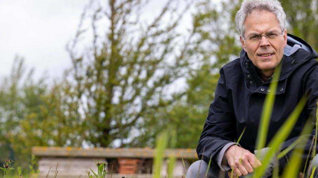 Hans Schouffoer voor 'zijn' insectenhotel