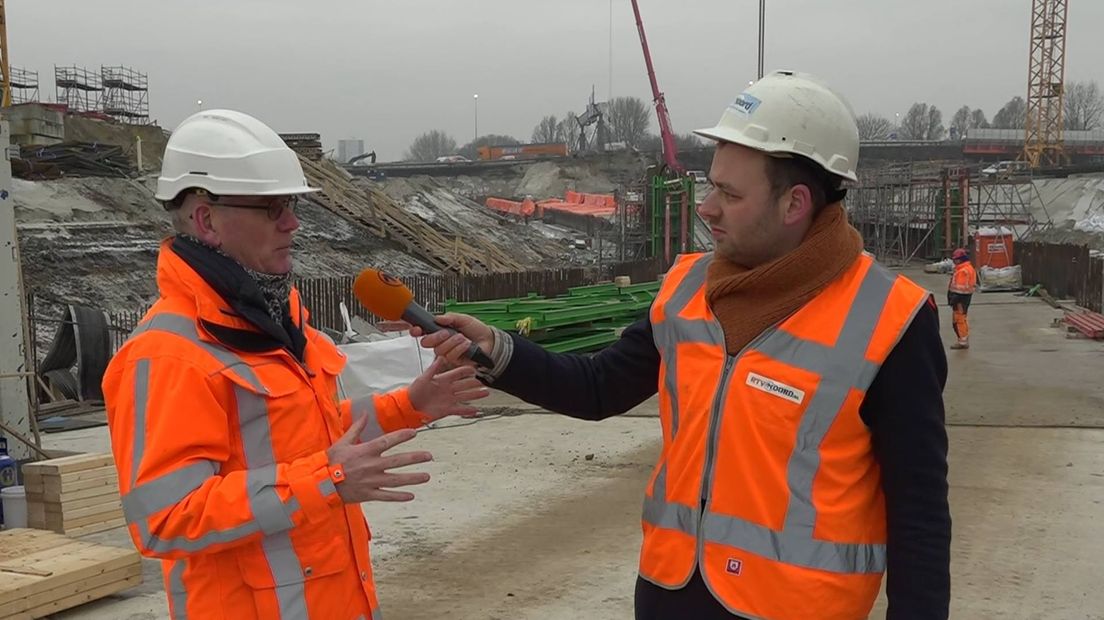 Bert Kramer (l) tijdens een uitzending over de werkzaamheden