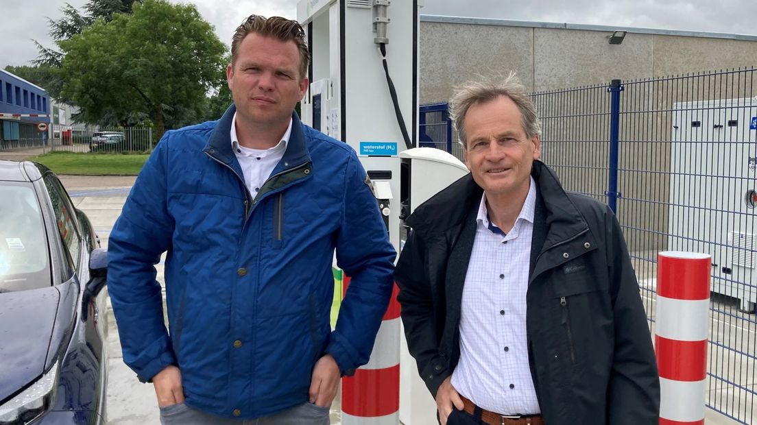 Initiatiefnemers Robert Scholman en Jos Boere voor het eerste waterstoftankstation.