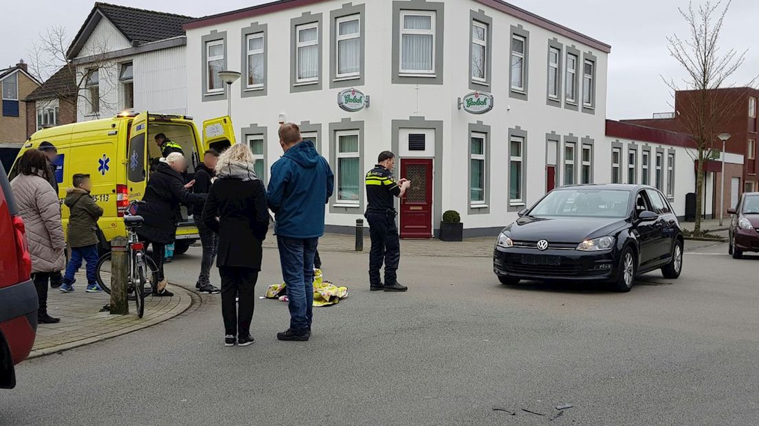 Fietser houdt hoofdwond over na botsing met auto in Enschede en moet naar het ziekenhuis