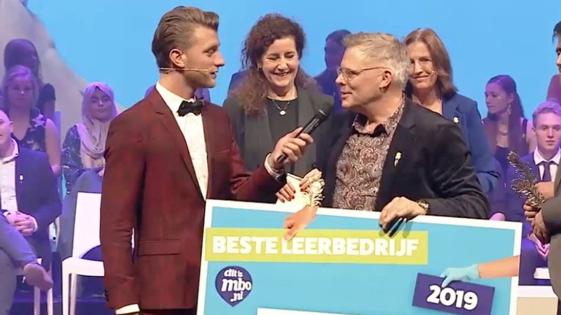 Opleidingscoördinator Cor Mulder van JC-Electronics neemt de prijs in ontvangst