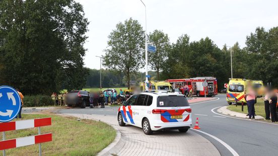 Ernstig auto-ongeluk op rotonde: meerdere zwaargewonden, waaronder kinderen