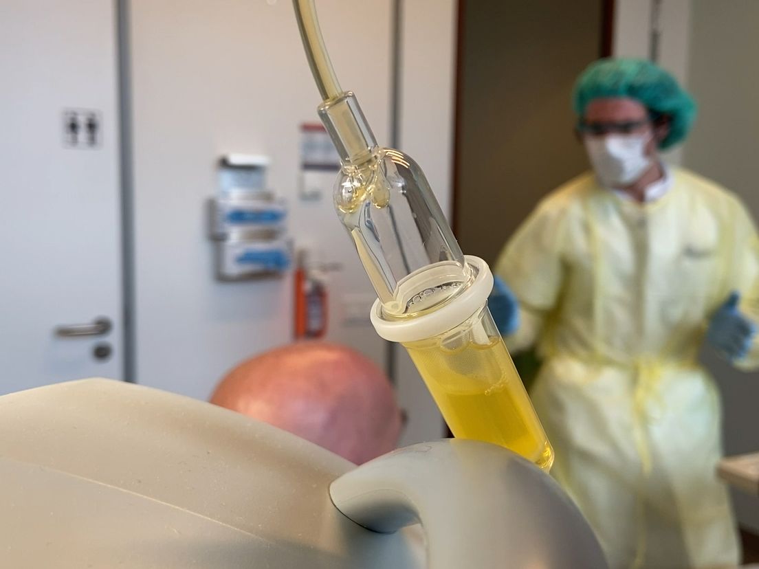 Bloedplasma van genezen coronapatiënten worden toegedient bij patiënten die onlangs besmet zijn