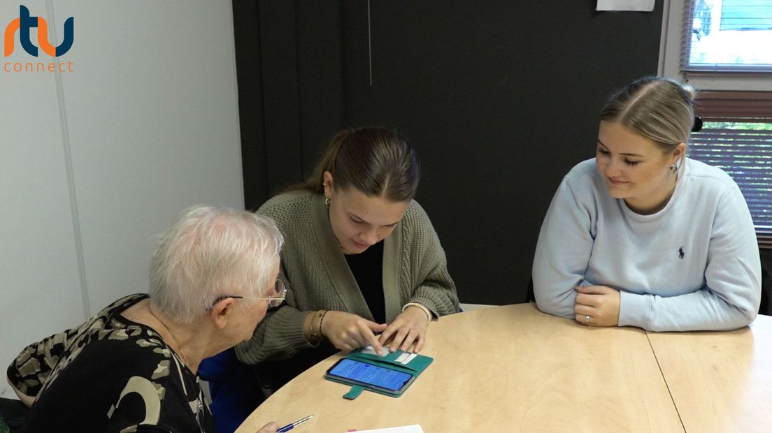 Ouderen krijgen uitleg over de apps op hun telefoon
