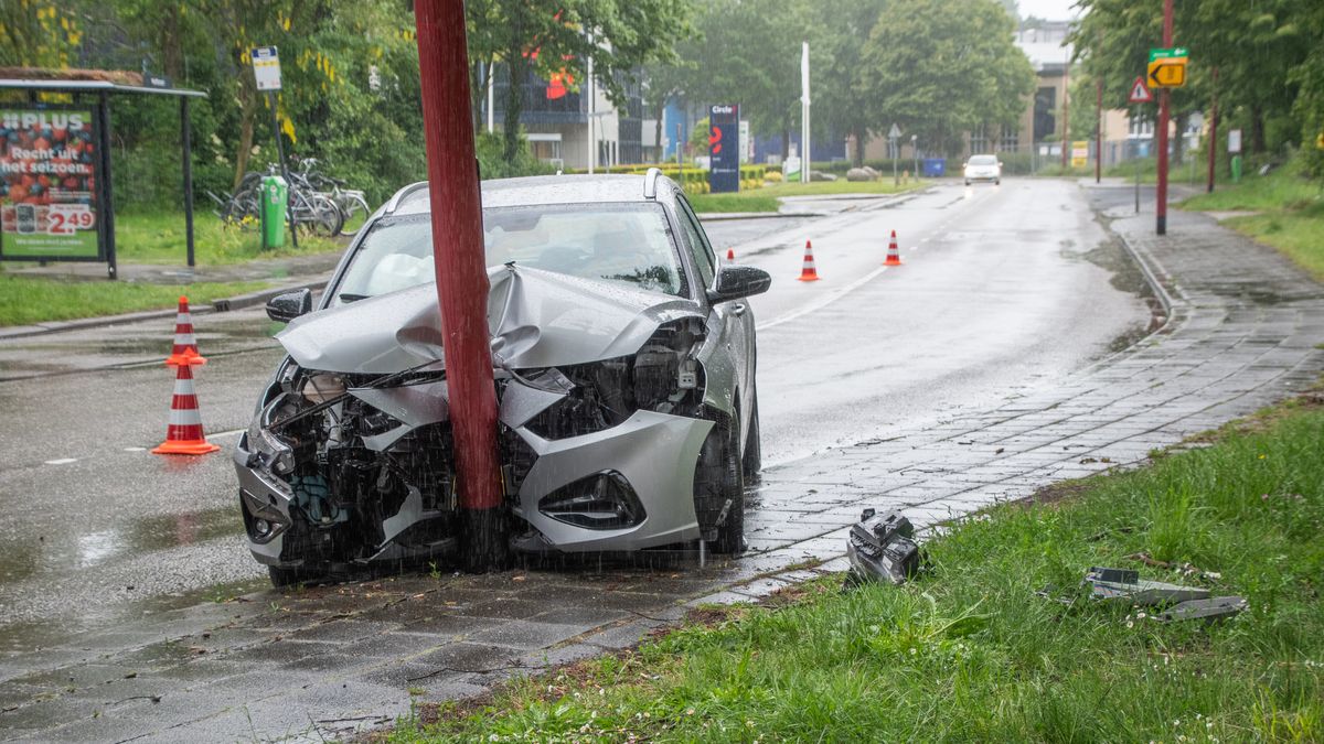 Automobilist botst tegen lantaarnpaal in Nieuwegein