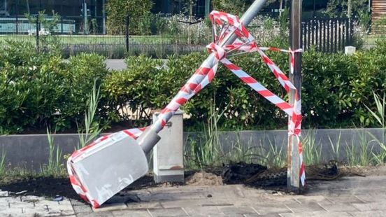 Autobanden in brand rond flitspaal, politie zoekt daders
