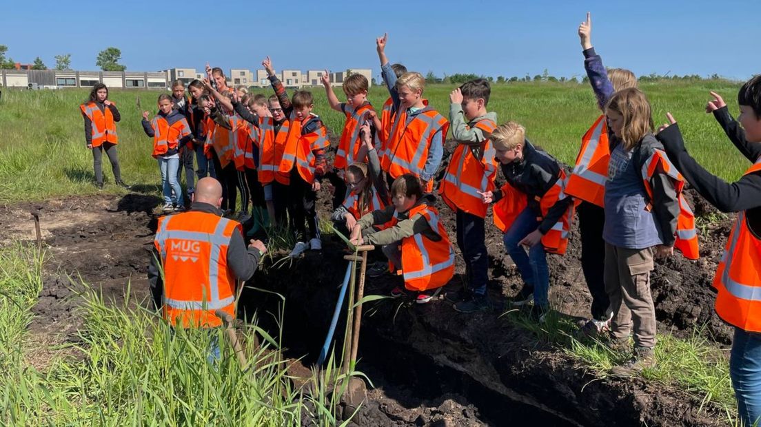 Kinderen steken hun vinger op