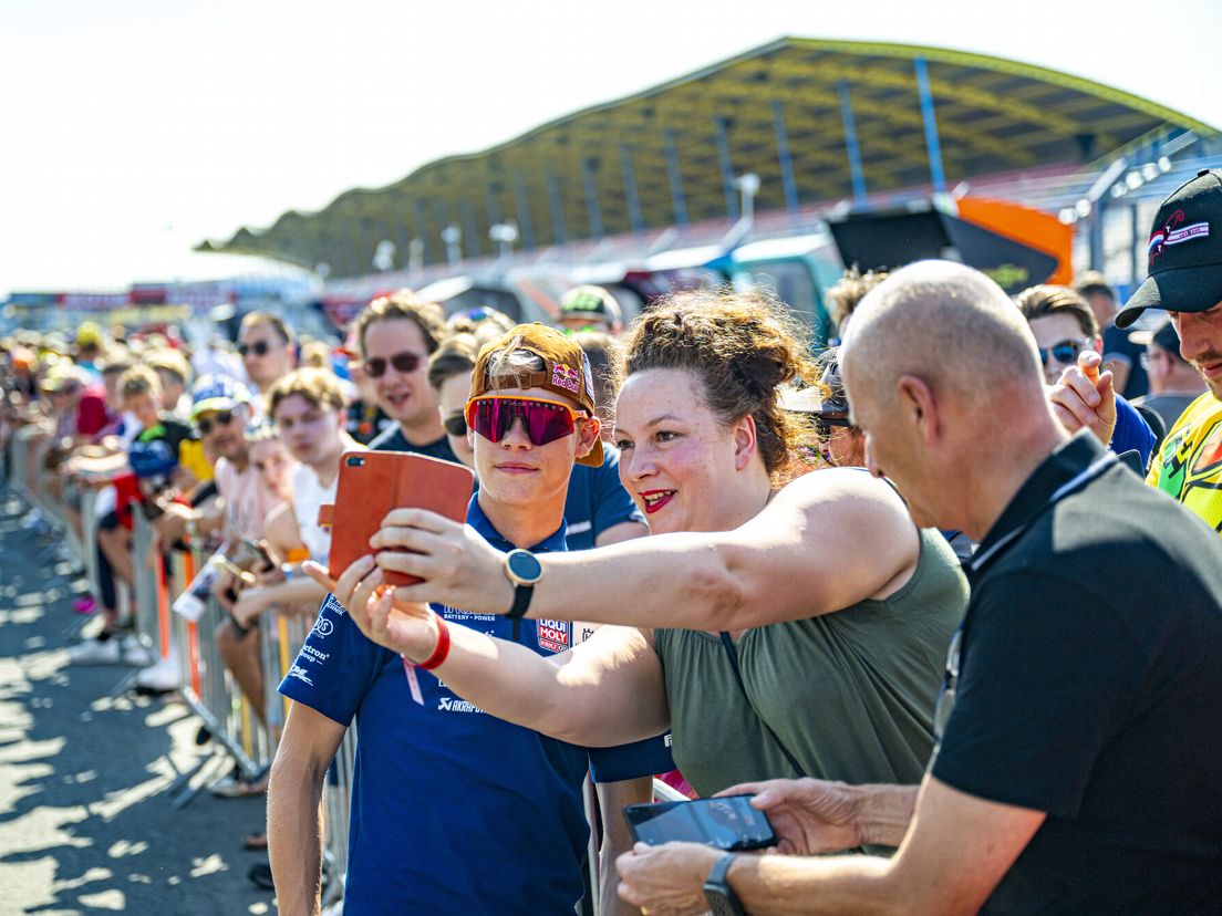 Straaljagers, Wilhelmus en fans op grote schermen tijdens de TT Assen: 'Wen er maar aan'