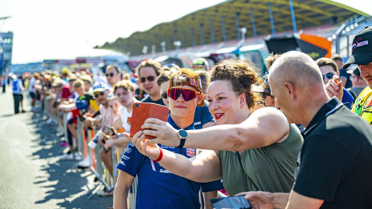 Straaljagers, Wilhelmus en fans op grote schermen tijdens de TT Assen: 'Wen er maar aan'