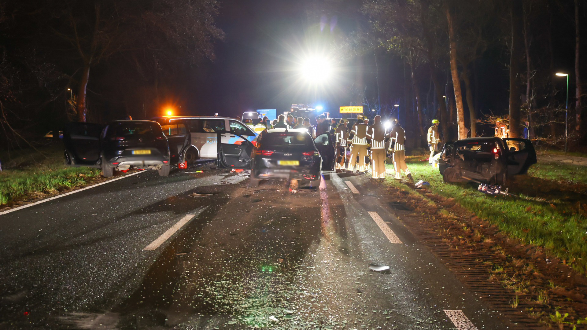 Auto rijdt in op alcoholcontrole, 4 gewonden en weg dicht