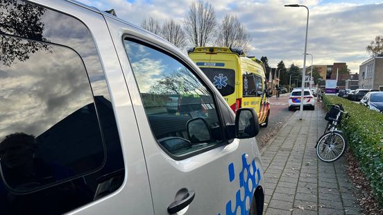 Fietser gewond na botsing met taxibusje in Hardenberg. Fietser gewond na botsing met taxibusje in Hardenberg.