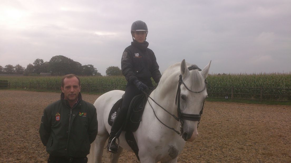 Hester Bischot op haar paard Macrider Trovador met naast haar trainer Bruno Rodrigues da Silva