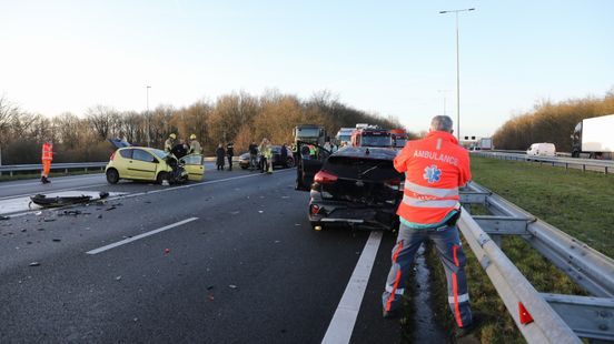 Lichaam aangetroffen in Utrechtse wijk | A27 bij Eemnes dicht door ongeluk. Lichaam aangetroffen in Utrechtse wijk | A27 bij Eemnes dicht door ongeluk.