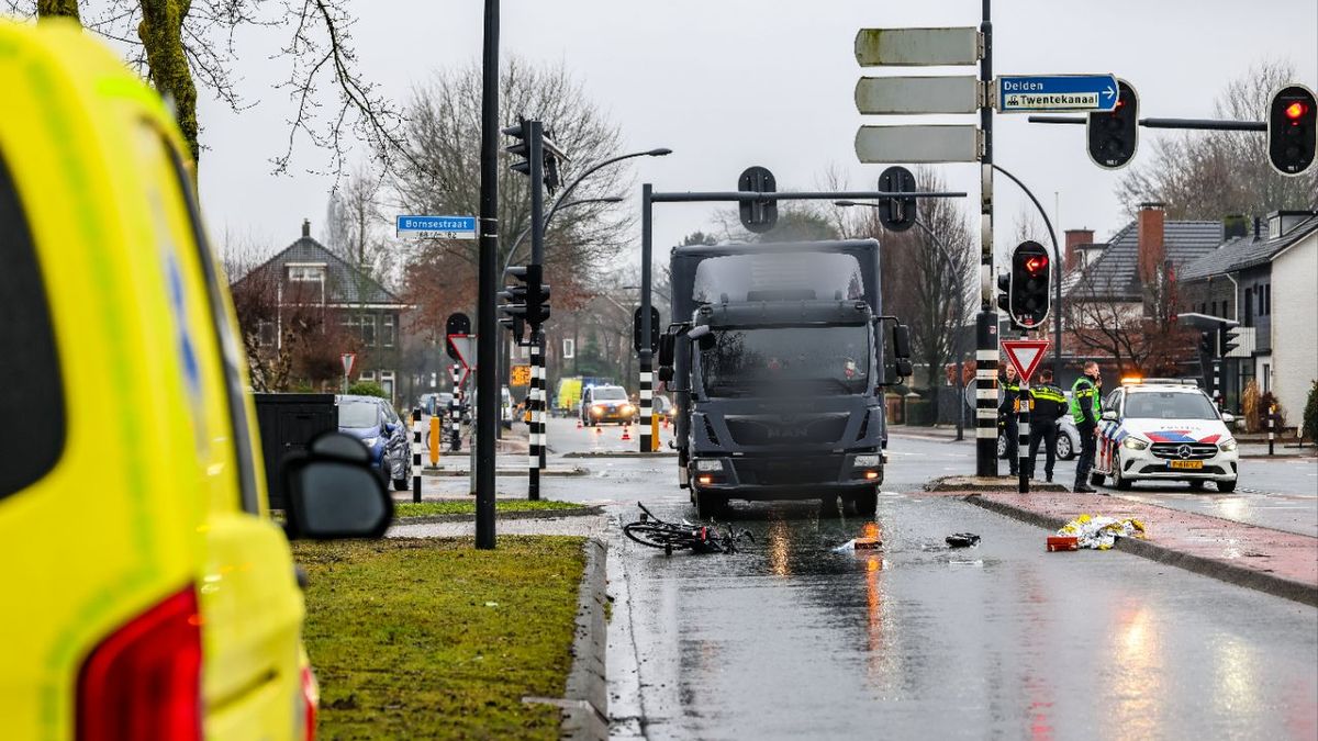 Fietsster overleden bij aanrijding met vrachtwagen in Hengelo