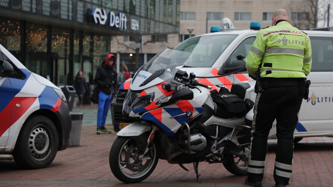 De politie heeft station Delft afgesloten.
