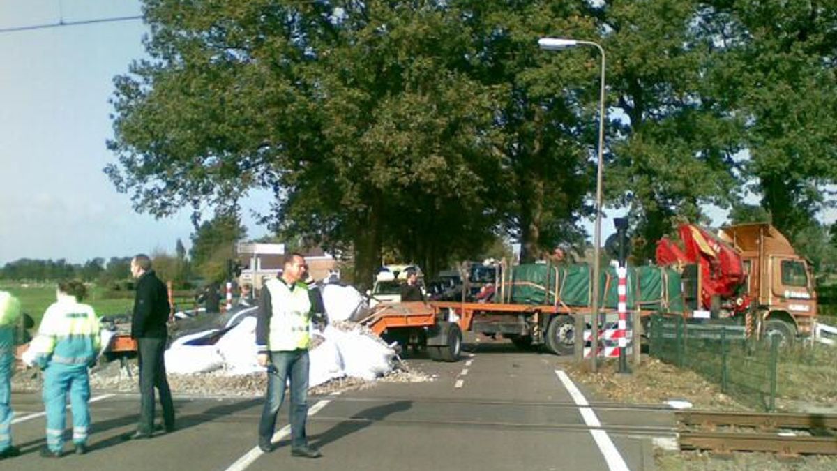 Botsing trein en vrachtwagen op spoorwegovergang in Koekange