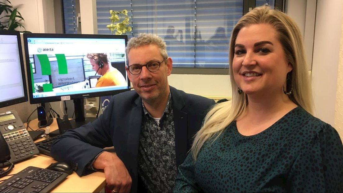 Jochem Eenkhoorn van Carrintreggelan en Marie Jose Ramirez van Alerta in de meldkamer