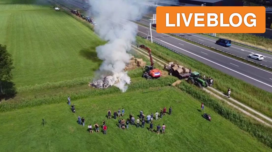 Brandende hooibalen langs de A28 bij Wezep.